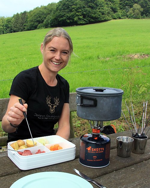 Es köchelt und duftet: «Wanderfondue» mit Jenny Müller. - © Bernd F. Meier/dpa-tmn