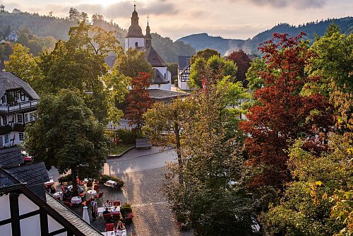 Beschauliches Schmallenberg: Das Stadtgebiet allerdings dehnt sich weiter aus als Leipzig. - © Klaus-Peter Kappest/Schmallenberger Sauerland Tourismus/dpa-tmn