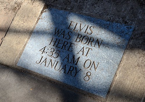 Die Inschrift sagt es: Hier kam der «King of Rock\\\'n\\\'Roll» am 8. Januar zur Welt. Natürlich wird das auch in seinem Geburtsort Tupelo gefeiert. - © Visit Mississippi/dpa-tmn