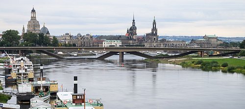 Einsatzkräfte reißen den eingestürzten Strang der Brücke komplett ab (Foto: aktuell) - © Robert Michael/dpa