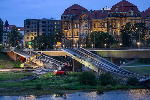 Einsatzkräfte reißen den eingestürzten Strang der Brücke komplett ab (Foto: aktuell) - © Robert Michael/dpa