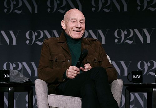 Patrick Stewart spricht auf der Bühne nach einer Vorführung von "Star Trek: Picard". - © Cj Rivera/Invision via AP/dpa