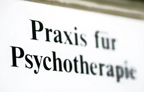 Der Weg zur Therapie ist oft lang. (Archivbild) - © Jens Wolf/zb/dpa