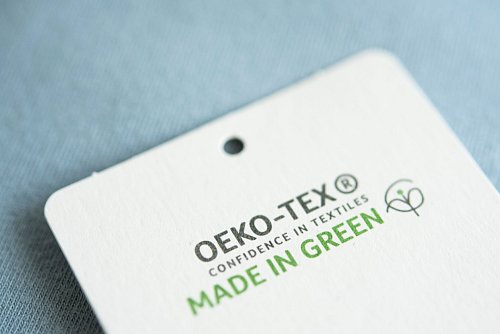 Das Oeko-Tex-Siegel steht für schadstoffgeprüfte und gesundheitlich unbedenkliche Textilien. - © Catherine Waibel/dpa-tmn