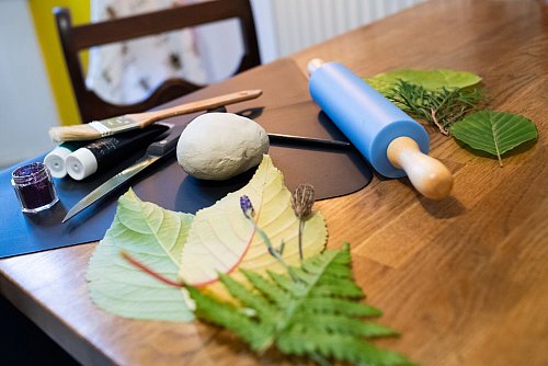 Das benötigte Material: Ton, frische Blätter, Nudelholz, Schleifpapier, ein kleines Messer, eine Schale mit gewünschter Wölbung und Farbe zum Verzieren. - © Franziska Gabbert/dpa-tmn