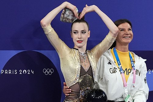 Darja Varfolomeev (l) darf sich mit Trainerin Julija Raskina nach Olympia-Gold auch über die Ehrung zur «Sportlerin des Jahres» freuen. - © Marcus Brandt/dpa