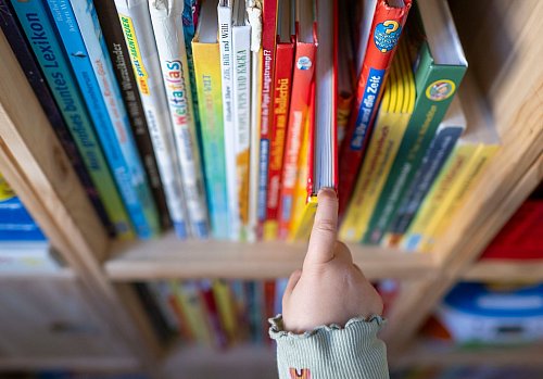 Die Stiftung Lesen bietet kostenfreie Materialien und Projekte zum Lesen und Vorlesen für Kinder. (Symbolbild) - © Hendrik Schmidt/dpa