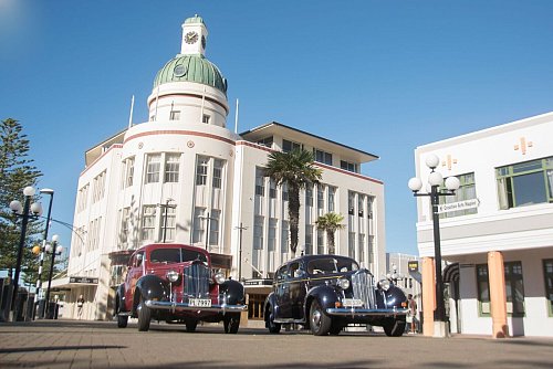 Zeigen, was man in der Garage hat: Auch das gehört zum «Art Deco Festival Napier». - © Art Deco Trust/dpa-tmn