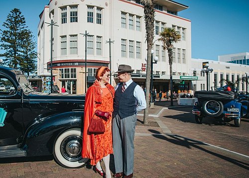 Aufmachung wie vor 100 Jahren - Szene auf dem «Art Deco Festival Napier». - © Kirsten Simcox/Hawke’s Bay Tourism/dpa-tmn