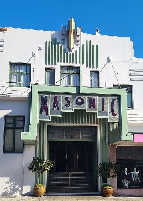 Eingang zum «Masonic Hotel»: Mehr Art déco geht kaum. - © Roswitha Bruder-Pasewald/dpa-tmn