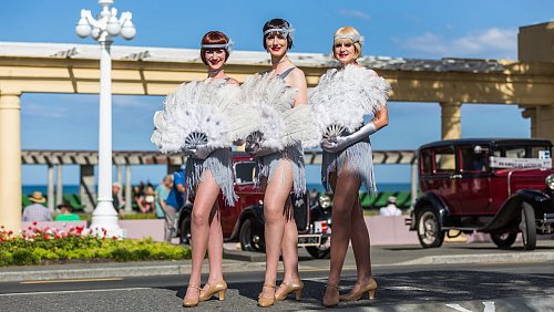Glacéhandschuhe und Federfächer: Im Rahmen des Art déco-Festivals gehören auch stilechte Tanzshows zum Programm. - © Simon Cartwright/Art Deco Trust/dpa-tmn