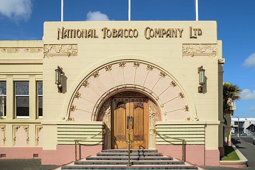 Das National Tobacco Company Building in Napier ist ein Hingucker. - © Tim Whittaker/Art Deco Trust/dpa-tmn