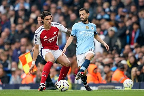 Riccardo Calafiori traf bei seinem Startelf-Debüt für Arsenal. - © Dave Thompson/AP/dpa