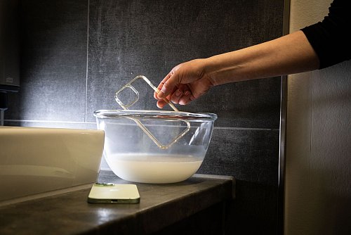 Schritt 2: Die Handyhülle in das Backpulver-Wasser-Gemisch legen. - © Christin Klose/dpa-tmn