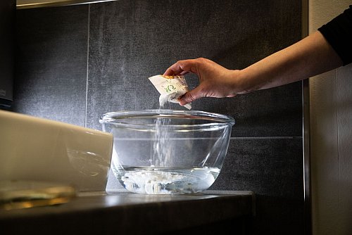 Schritt 1: Ein Päckchen Backpulver in eine Schüssel mit Wasser geben. - © Christin Klose/dpa-tmn
