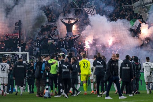 Derbysiege sind für Gladbacher Fans das Highlight. - © David Inderlied/dpa