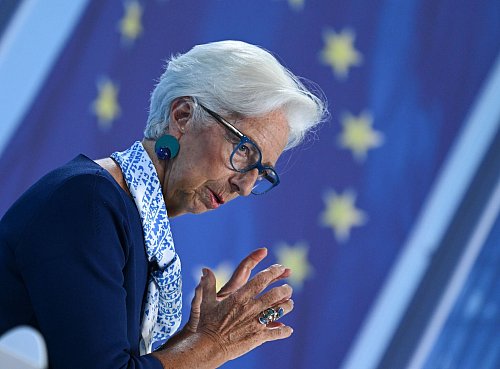 EZB-Präsidentin Christine Lagarde stellt die neueste Konjunkturprognose der Notenbank vor. (Archivbild) - © Arne Dedert/dpa