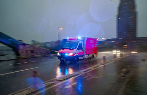 Jede Sekunde zählt: Wer vom Blitz getroffen wird, schwebt mitunter in Lebensgefahr und braucht schnelle Hilfe. - © Andreas Arnold/dpa/dpa-tmn