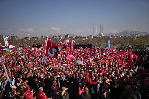 Ein Fahnenmeer im Stadtteil Maltepe. - © Francisco Seco/AP/dpa