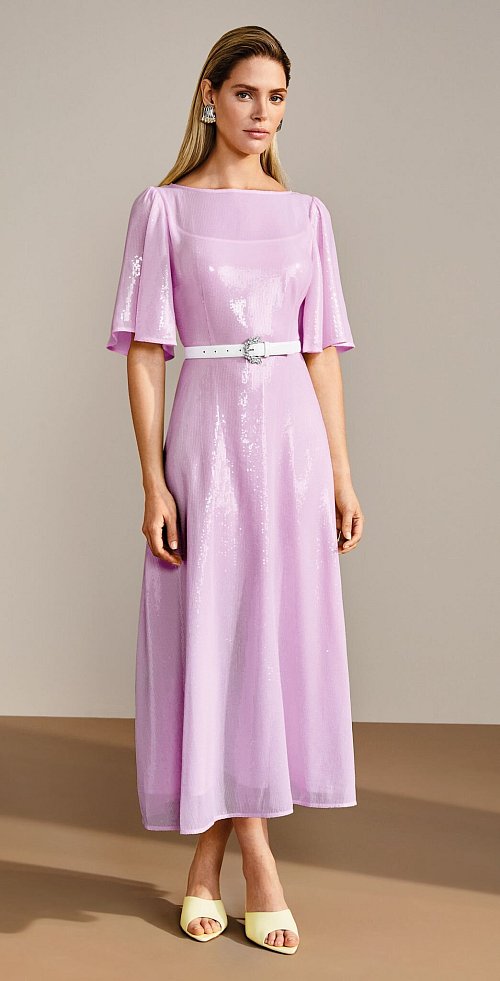 Zarte Pastelltöne wie das fliederfarbene Kleid mit weiten Ärmeln von Marc Cain sind in dieser Saison ein Must-Have für jeden Kleiderschrank (Kleid ca. 399 Euro, Gürtel ca. 150 Euro, Sandalen ca. 229 Euro). - © Marc Cain/dpa-tmn
