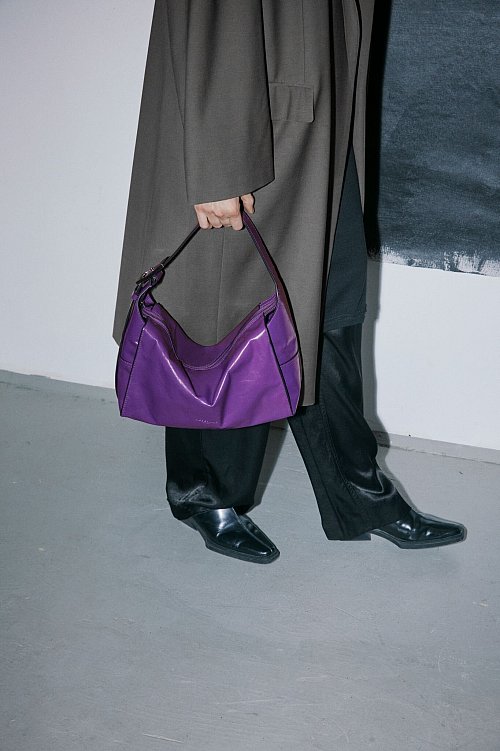 Lila Stück von Liebeskind Berlin: Viel Platz und Stauraum bieten diese Saison Hobo-Bags (ca. 329 Euro). - © Shauna Summers/Liebeskind Berlin/dpa-tmn