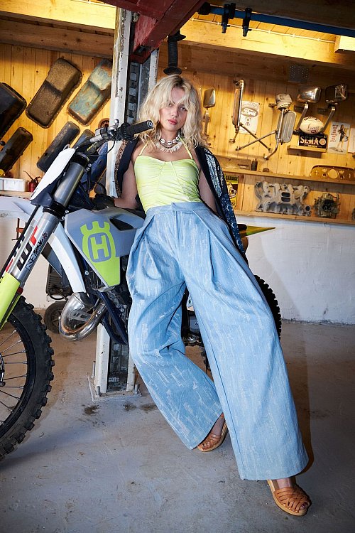 Ob Palazzo-Hose, Marlenehose oder Wide Leg Jeans, weite Hosen sind 2025 weiter Trend. Besonders stylish sehen sie in einer Kombination aus engen und weiten Teilen aus (Hose von Lollys Laundry, ca. 130 Euro). - © Lollys Laundry/dpa-tmn