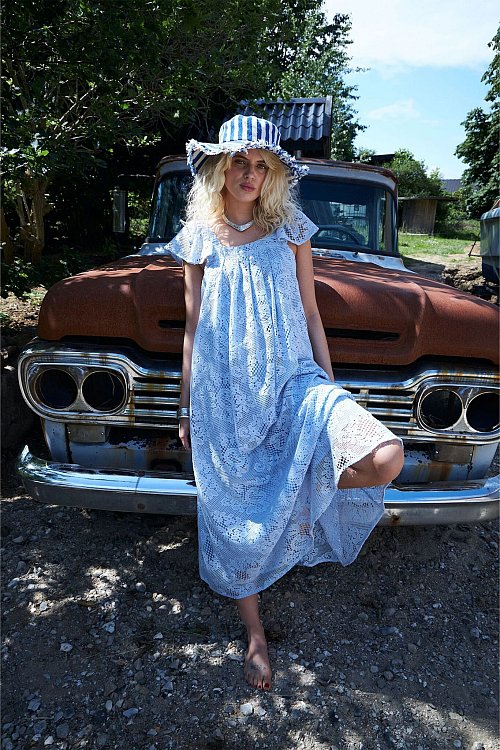 Boho is Back! Und mit ihm verspielte Details wie Strickereien. Zu sehen ist der romantische Look bei Lollys Laundry (Kleid ca. 190 Euro, Bucket Hat ca. 50 Euro). - © Lollys Laundry/dpa-tmn