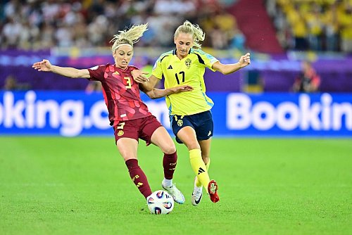 Kandidatin für die Startelf gegen Frankreich: Verteidigerin Kathrin Hendrich (l.). - © Sebastian Christoph Gollnow/dpa
