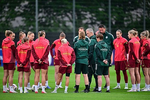Knackige Ansprache im Regen: Christian Wück auf dem Trainingsplatz. - © Sebastian Christoph Gollnow/dpa