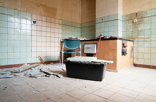 Sanierungsbedarf angesagt? Kaufwilligen kann das bei den Preisverhandlungen eines Immobilienkaufs helfen. - © Florian Schuh/dpa-tmn