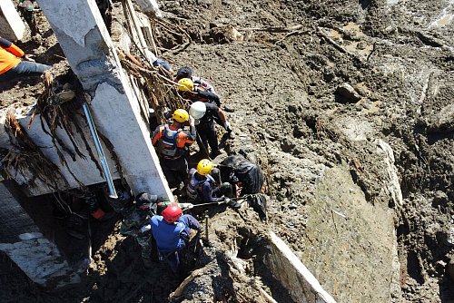 Die Zahl der Toten auf Sumatra steigt weiter - und viele Menschen werden noch vermisst. - © Ali Nayaka/AP/dpa