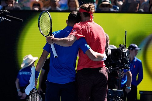 Djokovic und Zverev (r) nach der Aufgabe des angeschlagenen Serben. - © Asanka Brendon Ratnayake/AP/dpa