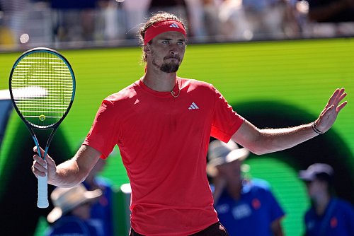 Alexander Zverev entschuldigte sich für seinen vorzeitigen Halbfinalsieg. - © Ng Han Guan/AP/dpa