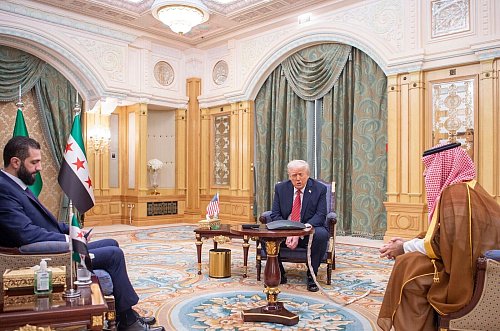 Es ist das erste Treffen eines US-Präsidenten mit einem syrischen Staatschef seit 25 Jahren. - © Bandar Aljaloud/Saudi Royal Palace/dpa