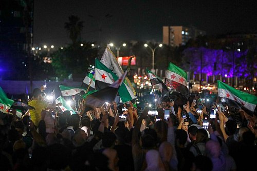In Syrien brach nach den Nachrichten zur Aufhebung der US-Sanktionen Jubel aus. - © Omar Sanadiki/AP/dpa