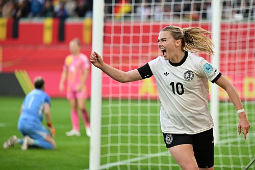 Frankfurts Laura Freigang jubelt über ihr Tor für die DFB-Auswahl. - © Swen Pförtner/dpa