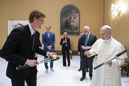 Papst Leo XIV. (rechts) scherzt mit Tennisstar Jannik Sinner. - © Vatican Media/IPA via ZUMA Press/dpa