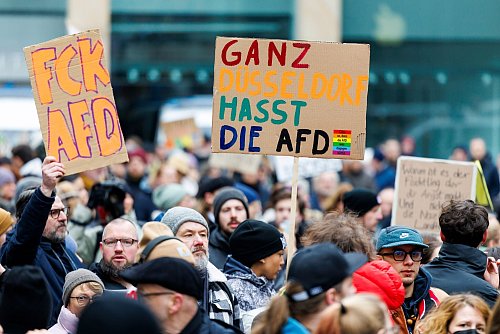 Viele Tausend Menschen gingen in Düsseldorf gegen die AfD auf die Straße - © Christoph Reichwein/dpa