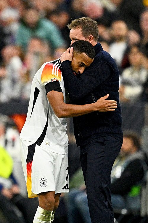 Bundestrainer Julian Nagelsmann beglückwünscht Torschütze Jamie Leweling nach dem tollen Länderspieldebüt. - © Tom Weller/dpa
