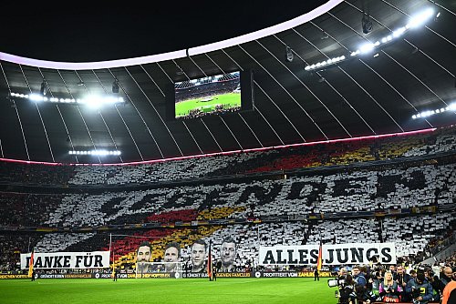 Die Abschieds-Choreographie für vier deutsche Fußball-«Legenden». - © Tom Weller/dpa