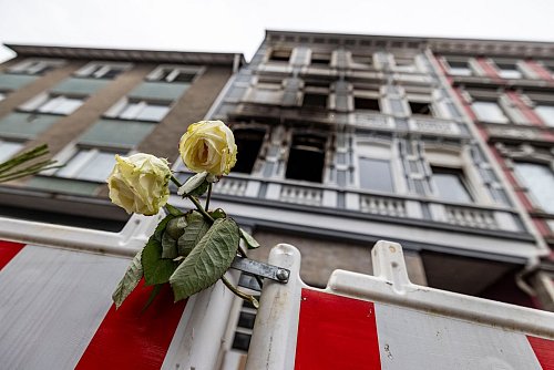 Nach dem Brand erinnerten im März 2024 auch Blumen an die Opfer. (Archivbild) - © Christoph Reichwein/dpa