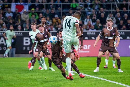 Alassane Plea schoss die Gladbacher Führung - © David Inderlied/dpa