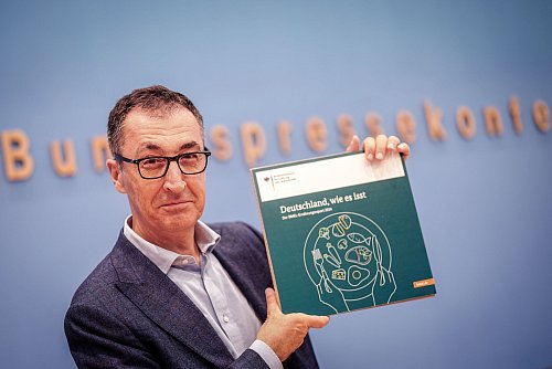 Für den Ernährungsreport befragte das Meinungsforschungsinstitut Forsa rund 1.000 Menschen in Deutschland. - © Kay Nietfeld/dpa
