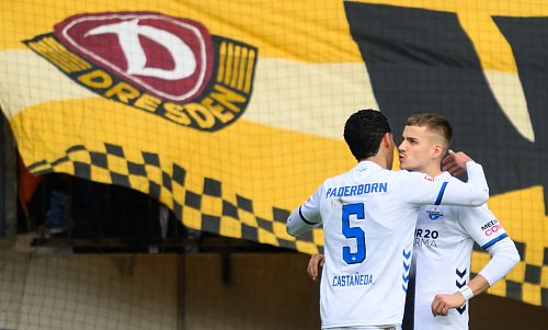 Filip Bilbija (SC Paderborn, r) jubelt nach seinem Elfmeter zum 1:1 in Dresden mit Santiago Castaneda (SC Paderborn). - © Robert Michael/dpa
