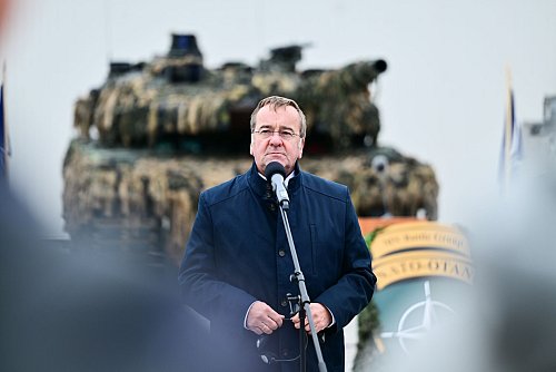 Als einziges Mitglied im Kabinett Scholz schaffte es Verteidigungsminister Boris Pistorius (SPD) auch ins Kabinett Merz. (Archivbild) - © Sebastian Christoph Gollnow/dpa