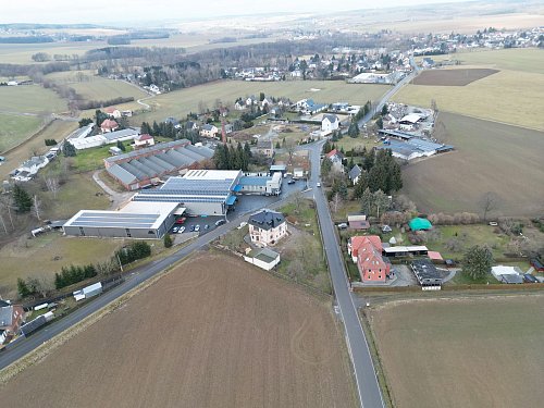Trauer und Entsetzen in Schönbach: Hier soll ein Vater erst seine beiden Kinder, dann sich selbst getötet haben. - © Bodo Schackow/dpa