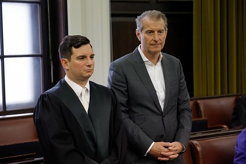 Philip von der Meden, Anwalt von Nebenkläger Stephan Hensel, hat Christina Block nach der Bedeutung von Einträgen in ihr Tagebuch gefragt. - © Georg Wendt/dpa POOL/dpa