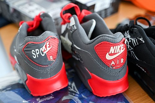 Eine Fälschung imitiert einen Markenartikel - wie in diesem Fall Nike-Schuhe. - © Hendrik Schmidt/dpa-Zentralbild/dpa