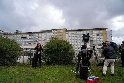 Vor der römischen Klinik finden sich bereits einige Kamerateams ein. - © Gregorio Borgia/AP/dpa