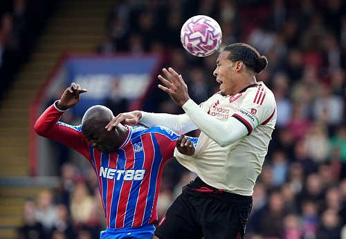 Crystal Palace mit Jean-Philippe Mateta lieferte sich mit Liverpools Abwehrchef Virgil van Dijk harte Zweikämpfe. - © Jonathan Brady/PA/AP/dpa